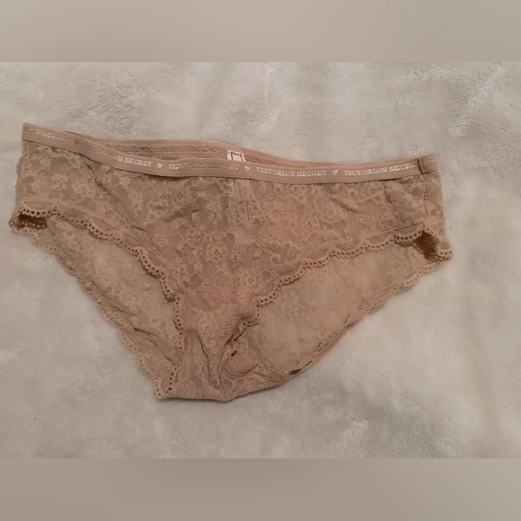New with tag Victoria’s Secret beige lacy panty - Picture 1 of 4